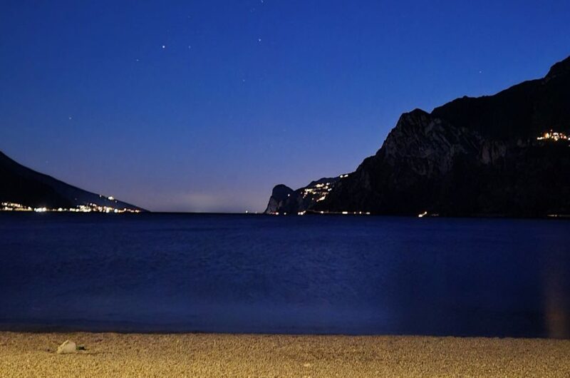 jezioro Garda nocą