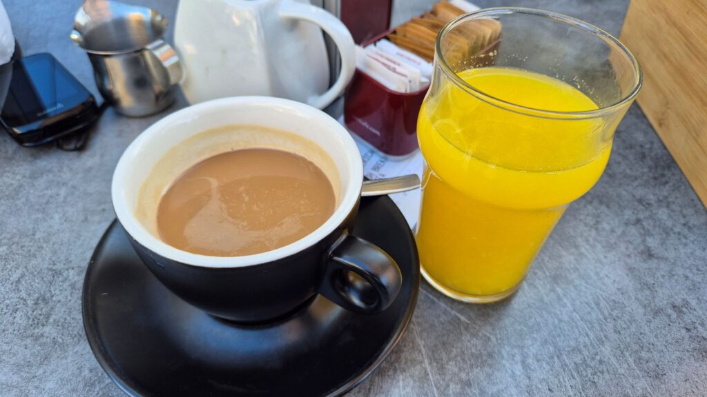kawa i sok pomarańczowy