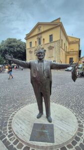 Pomnik Luciano Pavarotti w Pesaro