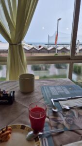 śniadanie z widokiem na plażę
