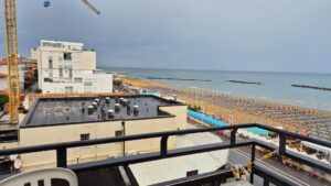 plaże Pesaro w deszczu