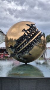 Sfera Grande di A. Pomodoro