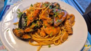 spaghetti z owocami morza