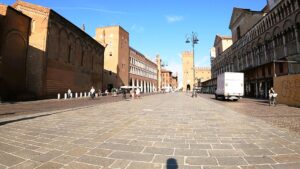 Ferrara - Loggia dei Merciai po prawej