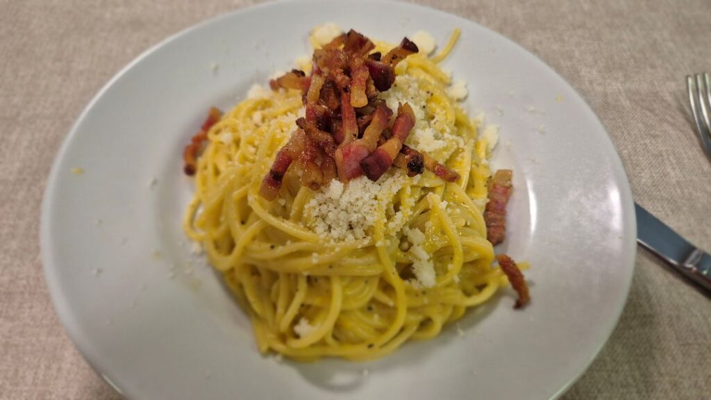 Spaghetti Carbonara (słupki boczku)