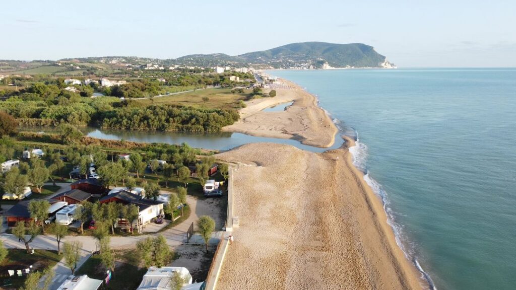 Monte Conero w oddali