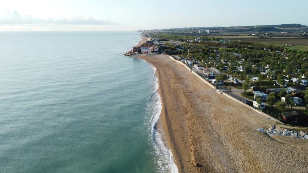 Widok na plażę i Scossicci