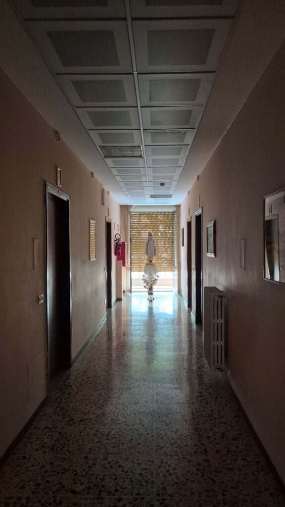 Maryjka w korytarzu u Siostrzyczek